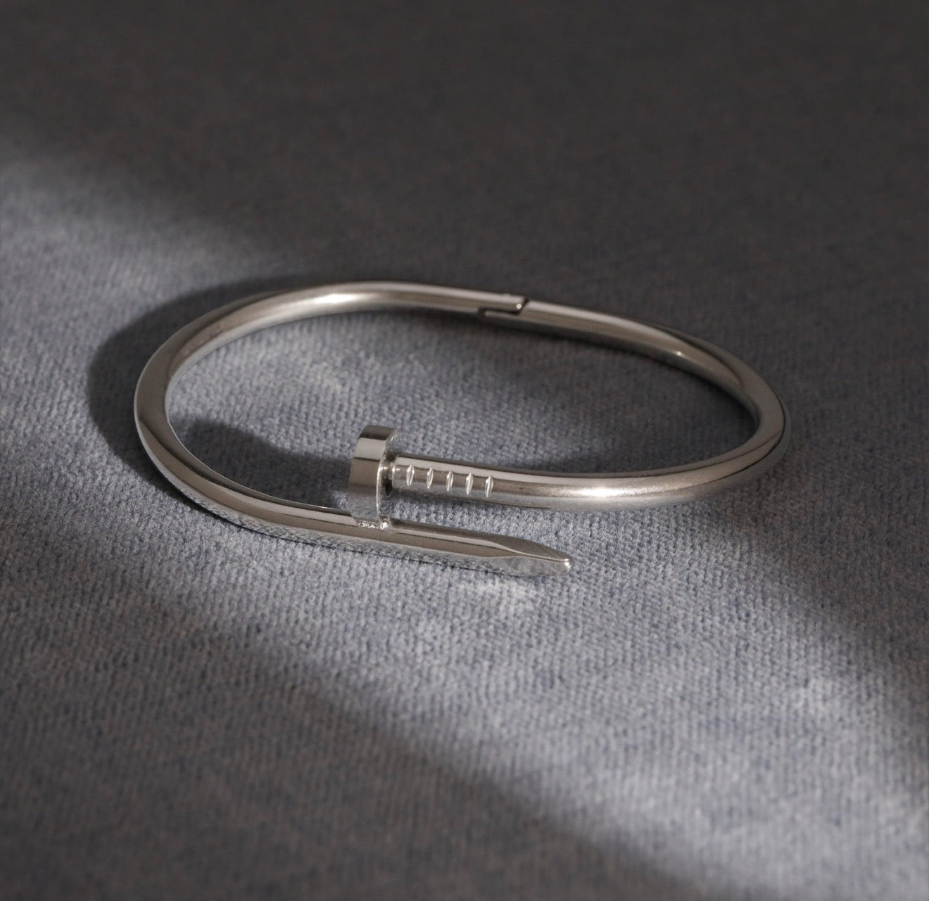 Cartier Çivili Gümüş Bileklik